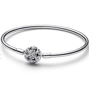 Pandora Moments Sparkling Snowflake Clasp Bangle 592286C01 NWT